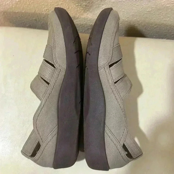 SOLD. SOLD. Clarks cloud steppers slip on. Size 7 1/2 narrow. - Picture 4 of 6